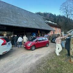 Die Autos fahren vor, um die fertigen Steinarbeiten einzuladen.