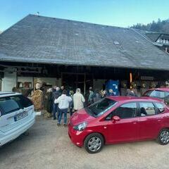 Die Autos fahren vor, um die fertigen Steinarbeiten einzuladen.