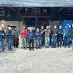 Da staunen die sichtlich gefassten Männer.