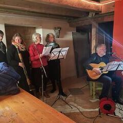 Die Doppelkopf Combo spielt auf und singt das Lied vom Türkischen Stein.