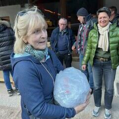 Und schon wird ein Kleinod zum Auto getragen.