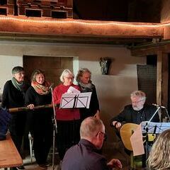 Die Doppelkopf Combo spielt auf und singt das Lied vom Türkischen Stein.