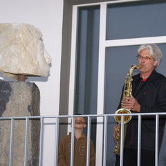 Martin Wiese bespielt auf dem Saxophon "Cosmea" während der Vernissage am 7. Mai 2010 Martin Wiese bespielt auf dem Saxophon "Cosmea" während der Vernissage am 7. Mai 2010