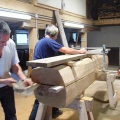 Aufschneiden des Eichenstamms Aufschneiden des Eichenstamms