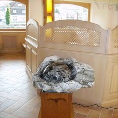 Lichsäule in Eiche und Plexi, Wasserobjekt PUR aus einem Gneisfindling Lichsäule in Eiche und Plexi, Wasserobjekt PUR aus einem Gneisfindling