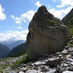 Das Modell des Kopfes in der Landschaft Das Modell des Kopfes in der Landschaft