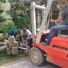 Die Teilnehmer suchen ihre Steine aus