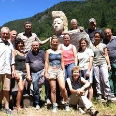 Die Kursteilnehmer vom Kurs K4-16 mit der Skulptur "Himmelstänzerin"