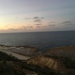 Blick auf die in den korallinen Kalkstein gehauenen Saltpans von Marsalforn