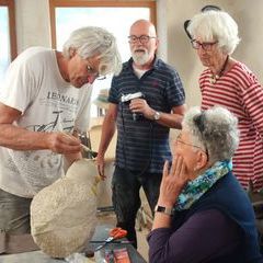 Demonstration des Vergoldens mit Blattgold