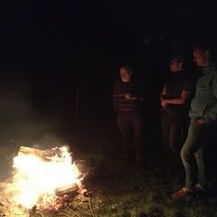 Im Oktober wärmt nach Einbruch der Dunkelheit nur noch das Feuer