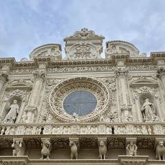 Die imposante bildhauerisch gestaltete Fassade der Kathedrale Santa Crozze in Lecce.