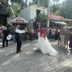 Währenddessen wird wieder eine Hochzeit unten im Dorf gefeiert