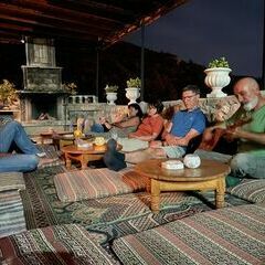 Am späteren Abend Ünal spielend und singend auf der Otomanen Terrasse