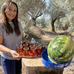 Kleine Teepause gefällig? Fatima serviert eine Rund türkischenTee.