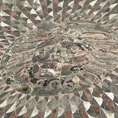 Erst seit wenigen Jahren wiederhergestellt: Das Medusenrelief im Zentrum des Theaters