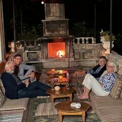 Gemütliches abendliches Beisammensein auf der Otomanen Terrasse