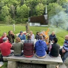 Abendliche Vesper mit Kapelle im Hintergrund
