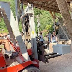 Mit Hilfe des Staplers gelangt der Stein zum Arbeitsplatz
