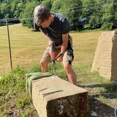 Und nun heißt es bohren, um den Stein dann später zu spalten...