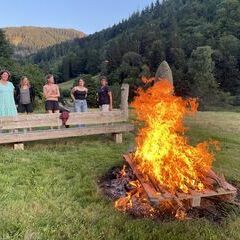 Das Feuer heizte gut ein bei diesen sommerlichen Temperaturen - da mussten die Damen die Flucht hinter die Bank ergreifen.