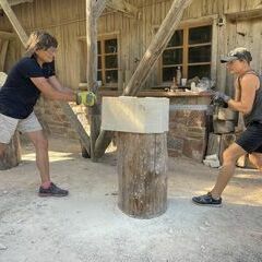 ...und sägen, um den Stein auf das gewünschte Maß zu bringen...