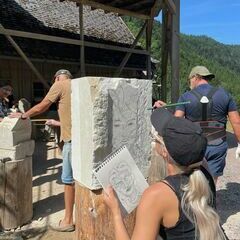 Zunächst wird auf den Stein aufgezeichnet ...