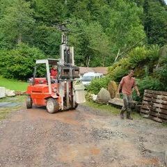 Zunächst werden die Steine zum Arbeitsplatz transportiert