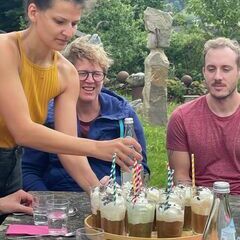 Tochter Elena auf Durchreise serviert den Eiskaffee