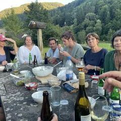 Und schon sitzt man am ersten Abend beieinander. Socializing!