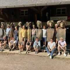 Die 12 KursteilnehmerInnen vom Kurs K4-25 mit Kursleiter