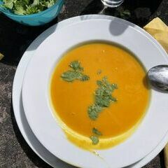 Heiße Kürbis-Karottensuppe tut gut bei frischen Temperaturen!