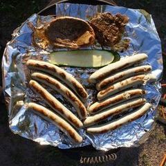 ... mit den "penetrierenden" Würstchen für das Stockbrot