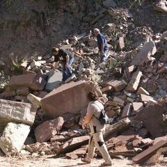 Steineaussuchen im Steinbruch