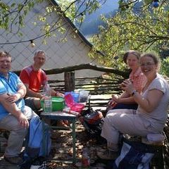 Vesper im Baumhaus: Die Pfarrer von Todtnau und Schönau -nebst ihren Wanderführern- bringen den Segen für die Vollendung der Steinarbeiten !