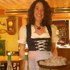 ... und zum Abschied bringt uns Kellnerin Nadja reichlich Zibärtle zu Pascals 22. Kursfeier