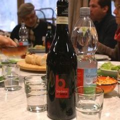 ... und einen Schluck Rotwein, der sich an den Mittagen auf der Tafel verirrte ;-)