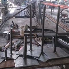 Samstag früh hat dann der Schlosser noch diverse Ständer auf Maß für die Steinkunst gefertigt